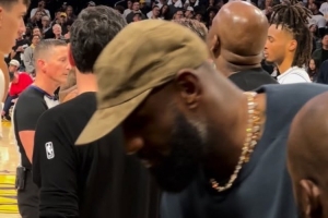 轉(zhuǎn)型教練！湖人vs馬刺花絮：詹姆斯場邊與助教認(rèn)真探討比賽錄像