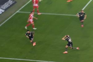 隊(duì)友都驚呆了！迪亞斯超級(jí)世界波破門，斯坦尼西奇抱頭不敢相信