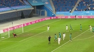 第95分鐘絕殺！19歲李新翔帶球推進(jìn)遠(yuǎn)射直接入網(wǎng)，助上海絕殺新疆