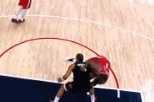 裁判沒表示！哈登被狄龍頂?shù)礁共?雙方爆發(fā)口角被拉開！