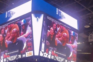 名宿來助陣！馬刺功勛“海軍上將”來到現(xiàn)場看球 球迷掌聲雷動