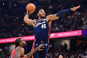 強(qiáng)勢(shì)反彈！米切爾上半場(chǎng)10中1僅得3分 下半場(chǎng)26分&關(guān)鍵7分反超