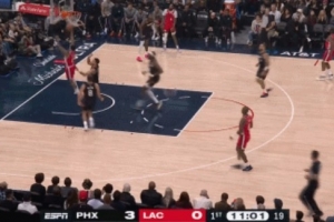 只見他騰空而起！比爾快攻機(jī)會(huì)飛速上空籃 結(jié)果以打鐵告終