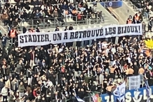 巴黎FC球迷拉橫幅調(diào)侃盧浮宮劫案：我們找到珠寶了！