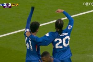 愛(ài)來(lái)自巴西！佩德羅進(jìn)球后指向埃斯特旺，示意球迷為他吶喊祝賀