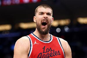 罩得嚴(yán)嚴(yán)實(shí)實(shí)！祖巴茨籃下單防馬威 后者看不到筐出手離譜