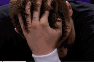 旅途奔波！東契奇連續(xù)撓頭整理發(fā)型 面部表情渙散顯得很疲憊