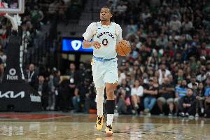 現(xiàn)場教學(xué)！索漢拼下前場板補(bǔ)扣不中 凱爾登同位置補(bǔ)籃打進(jìn)