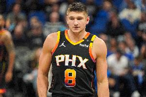 格雷森·阿倫突破落地踩到祖巴茨的腳 自己崴腳了&有點一瘸一拐