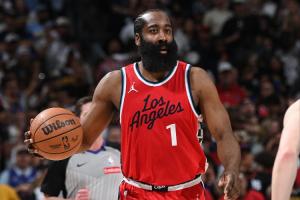 擋得很嚴(yán)實(shí)！哈登借祖巴茨掩護(hù)命中三分球