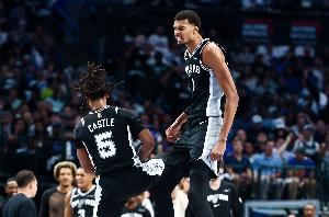 如入無人之境！卡斯?fàn)栞p松助飛文班亞馬 無視防守連續(xù)空接暴扣