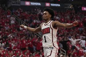 字母哥談阿門(mén)關(guān)鍵搶斷：他閱讀防守能力出色 能迅速覆蓋防守區(qū)域