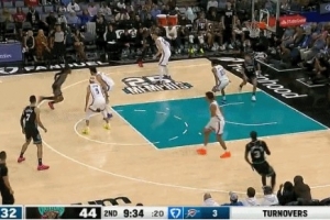 這是你的特點(diǎn)！莫蘭特單打切特 閃電突破輕松左手上籃！