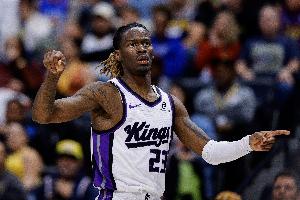 主打一個(gè)聽(tīng)勸！國(guó)王球迷高喊：上基翁·埃利斯 主教練照辦