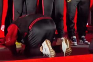 行大禮！重慶銅梁龍沖超慶典，韓國主帥張外龍向球員磕頭致謝