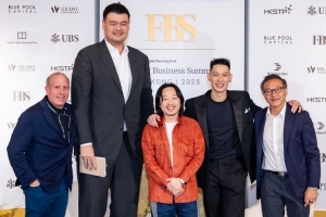 林書豪與姚明&蔡崇信合影：我們像剛進(jìn)入青春期