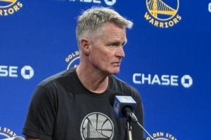 科爾：庫(kù)里今晚和明天都會(huì)嘗試參加訓(xùn)練 看看身體情況