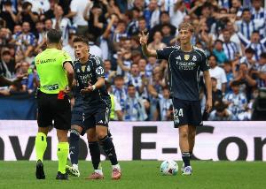 半場(chǎng)被換下，記者：赫伊森被內(nèi)部要求該進(jìn)，他需更專注更有拼勁