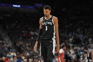 被摸透？文班自11月以來場均僅17分 命中率39.7% 場均5失誤