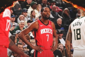 15中11砍31分7助！火箭贏球海報：杜蘭特叉腰登上封面