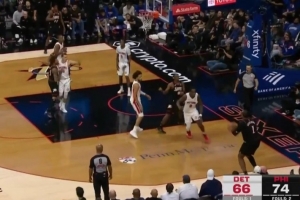 真練出來了？德拉蒙德底角三分自信再中！本場(chǎng)第2記了！