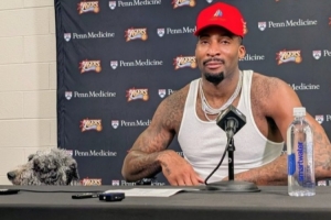 德拉蒙德帶“哥們”出席新聞發(fā)布會！一本正經(jīng)玩梗：是真的狗！