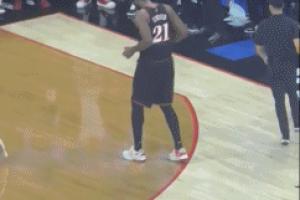 先別高興 還沒(méi)贏呢！恩比德得知巴恩斯6犯離場(chǎng)后搖頭晃腦跳起恰恰