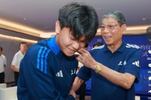 蒯紀(jì)聞：非常感謝徐導(dǎo)和這幫小兄弟 希望未來(lái)在頂峰相見(jiàn)