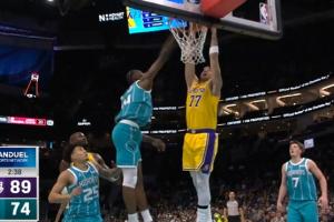 哥們你誰(shuí)？東契奇閃電鉆人縫過(guò)人突然暴起雙手大力灌籃！