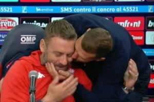 羅馬昔日隊(duì)友重逢！哲科在上輪意甲賽后新聞發(fā)布會“強(qiáng)吻”德羅西