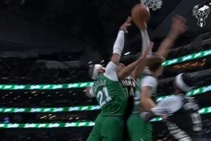 ??泰山壓頂！字母哥轉(zhuǎn)身暴起隔扣加福德+弗拉格 本場第一次出手