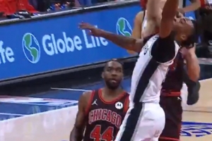 這節(jié)奏無敵了！卡斯?fàn)杺€人推進 猶豫步后一個加速直接取分