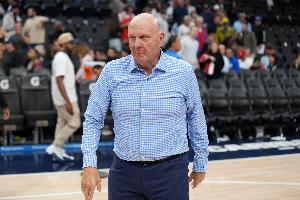 媒體人：鮑爾默搞出一副還要沖冠的樣子 只是騙騙小孩子的把戲