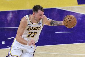 東契奇暴起雙手大力灌籃！雷迪克：驚呆了......不 簡直炸裂！