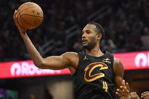 氣死了！小莫布里三分命中但教練組先暫停無效 直拍大腿