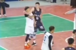 揮肘擊喉！中原村BA賽場出現(xiàn)暴力沖突事件 比賽中斷提前宣告結(jié)束