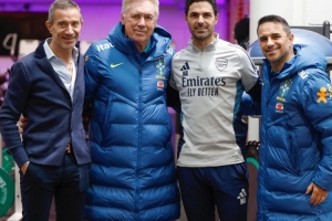 巴西隊(duì)在阿森納基地訓(xùn)練，安切洛蒂與阿爾特塔合影