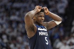 第三節(jié)獨(dú)得21分！愛德華茲25中13砍全場最高35分外加6板6助