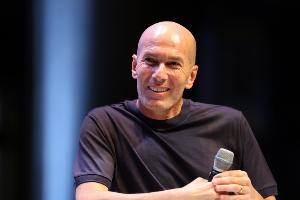 被問(wèn)何時(shí)出山執(zhí)教？齊達(dá)內(nèi)：希望很快！