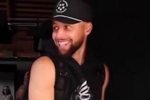 看到巴特勒這造型 庫(kù)里真心繃不住了當(dāng)場(chǎng)笑出來(lái)????