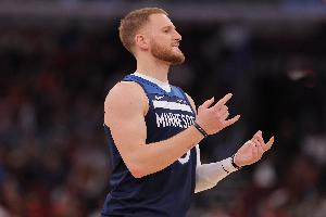 他扒拉我！迪文岑佐突破被努爾基奇打到面部 面具都被打掉