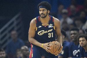 防不了！哈克斯補(bǔ)防阿倫上籃無(wú)果 自己還摔倒