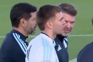 心系國家隊！馬斯坦托諾來到訓(xùn)練營，觀看阿根廷隊訓(xùn)練