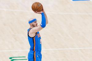 很高效！卡魯索半場(chǎng)5中3拿到8分2板 杰林·威廉姆斯3中3貢獻(xiàn)9分