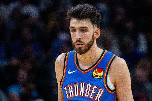 切特：自己不僅在學(xué)著努力拼搏 也在學(xué)著要打得聰明