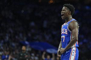 此路不通！埃奇庫姆守護(hù)籃筐 高高躍起大帽拒絕杰倫-布朗扣籃