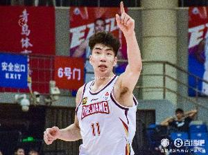 媒體人：埃斯特拉認(rèn)為余嘉豪違約 連續(xù)兩場打很久讓他們徹底爆發(fā)