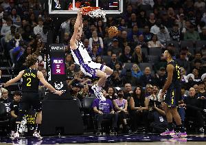 攻強守弱！尤班克斯9中8拿到19分7板 頻頻被約基奇單打得手