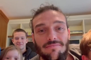 其樂融融！安迪·卡羅爾社媒曬孩子們?yōu)樗旰右曨l