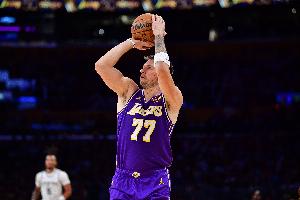 場均投12次&命中率32.1%！Skip：東契奇這三分表現(xiàn)對湖人很致命